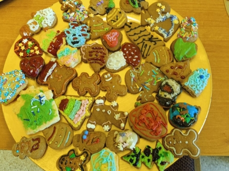 WSPÓLNE DEKOROWANIE PIERNIKÓW W KLASIE 2A